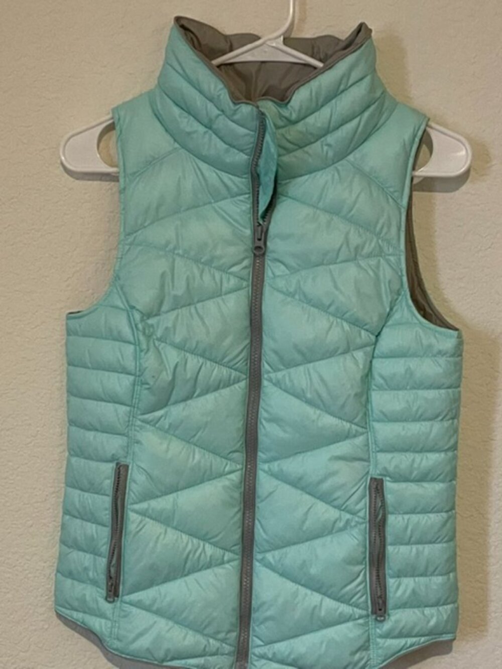 Women's SO Puffer Vest Size Small with bag - New